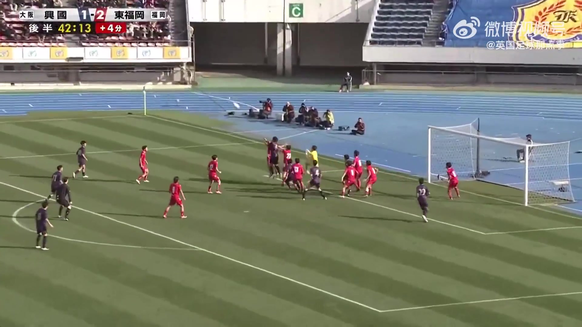 这球越位吗？日本高中赛球员从底线外回场打进绝平球，裁判判有效