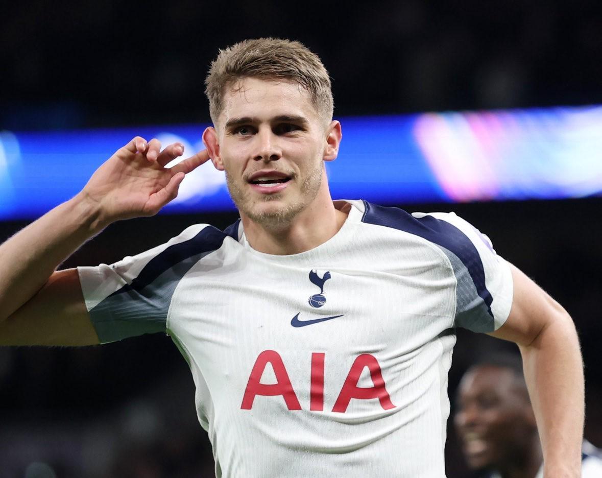 九游娱乐平台-邮报：利物浦对范德芬展现浓厚兴趣，球员拒绝了热刺的新合同